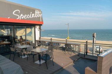 Busan, Güney Kore - 25 Mayıs 2017: Busan 'daki Songjeong Sahili' nde Melek-in-Us Kahve Spesiyali 'nin dış çekimi, kafe, oturma alanı ve masaları gösteriyor..