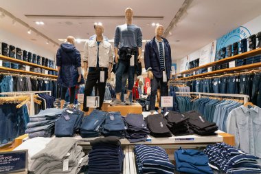 Hong Kong, Çin - 2 Şubat 2019: Hong Kong 'da bir GAP mağazasında giyilen mankenler.