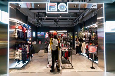 Hong Kong, Çin - 2 Şubat 2019: LCX, Ocean Terminal, Harbour City, Hong Kong 'daki Fila Fusion giyim mağazası.