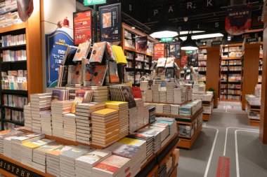 Shenzhen, Çin - Şubat 06, 2019: Shenzhen 'deki Sisyphe Kitapevi' nin iç çekimleri. Sisyphe geniş bir kitap koleksiyonu sunan bir kitapçı..