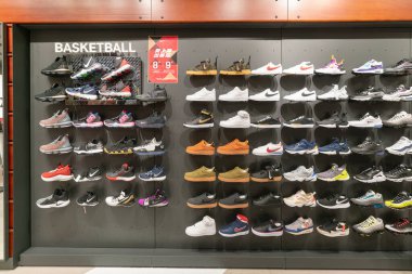 Hong Kong, Çin - 3 Şubat 2019: Hong Kong 'da bir Nike mağazasının iç çekimi.