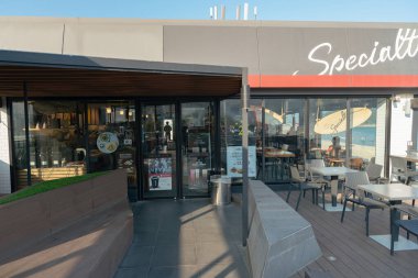 Busan, Güney Kore - 25 Mayıs 2017: Busan 'daki Songjeong Sahili' nde Melek-in-Us Kahve Spesiyali 'nin dış çekimi, kafe, oturma alanı ve masaları gösteriyor..