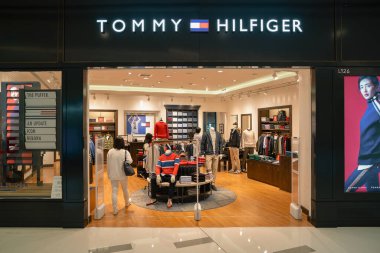 Shenzhen, Çin - 6 Şubat 2019: 9 Square alışveriş merkezindeki Tommy Hilfiger mağazasının vitrini. Tommy Hilfiger, PVH Şirketi 'nin sahibi olduğu bir Amerikan giyim markası..