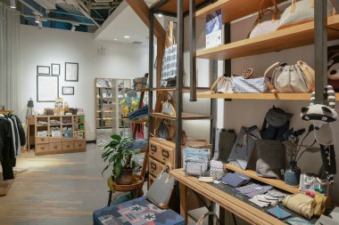 Shenzhen, Çin - Şubat 06, 2019: Fairbalina Jeans 'in 5. Fairbalina Kot 'un 5. Uzayı çeşitli giyim, ayakkabı ve aksesuarlar sunar..