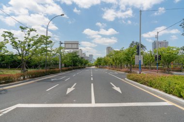Busan, Güney Kore - 26 Mayıs 2017: Busan 'daki şehir manzarasının sokak seviyesi.