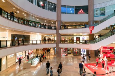 Hong Kong, Çin - 02 Şubat 2019: Hong Kong 'daki Harbour City alışveriş merkezinin iç çekimi.