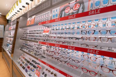 HONG KONG, ÇİN - ŞUBAT 01, 2019: Hong Kong 'da bir Zoff mağazasının içi. Zoff, reçeteli gözlük ve güneş gözlüğü de dahil olmak üzere çok çeşitli gözlükleriyle tanınan bir marka..