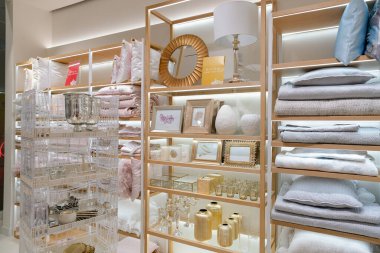 Shenzhen, Çin - Şubat 06, 2019: UpperHills alışveriş merkezindeki Zara Home mağazasının iç çekimi. Zara Evi çok çeşitli ev eşyaları ve dekorasyon ürünleri sunuyor..