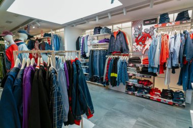 Hong Kong, Çin - 2 Şubat 2019: Hong Kong 'da bir Lee mağazasında çeşitli giysiler sergilendi.