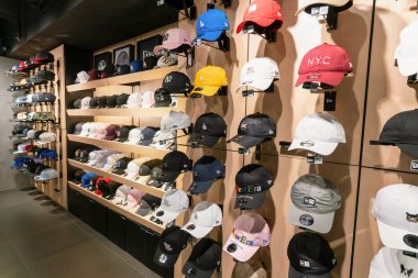 Hong Kong, Çin - 2 Şubat 2019: Hong Kong 'daki New Era mağazasının iç çekimleri.