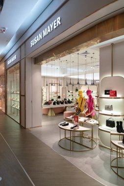 Shenzhen, Çin - Şubat 06, 2019: UpperHills alışveriş merkezindeki Susan Mayer mağazasında çeşitli ayakkabı ve çantalar katledildi.
