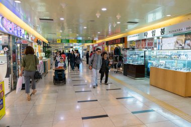 Busan, Güney Kore - 28 Mayıs 2017: Busan 'daki Gwangbok Yeraltı Alışveriş Merkezi.