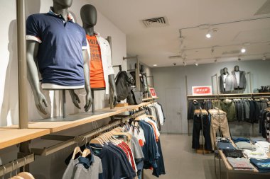 Shenzhen, Çin - Şubat 06, 2019: bir Esprit mağazasının içi. Esprit, erkek, kadın ve çocuklar için geniş bir giyim yelpazesi sunan küresel bir moda markasıdır..