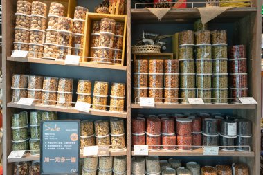 Shenzhen, Çin - Şubat 06, 2019: Ole 'Food Hall' da fındık ve kuru mal sergileniyor. Ole 'Food Hall taze ürünler, organik ürünler ve uluslararası mutfaklar sunuyor..