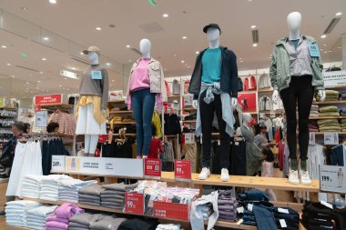 Shenzhen, Çin - Şubat 06, 2019: UpperHills alışveriş merkezindeki Uniqlo mağazasında giyilmiş mankenler sergileniyor. Uniqlo, erkek, kadın ve çocuklara giysi ve aksesuar sunan bir Japon markasıdır..