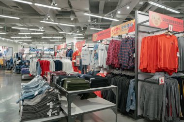 Shenzhen, Çin - Şubat 06, 2019: 9 Square alışveriş merkezindeki eski bir donanma mağazasının içi, giysi sergileri ve elbise rafları.
