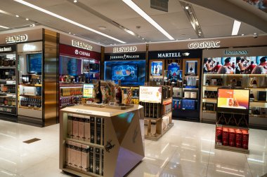 SINGAPORE - 25 AĞUSTOS 2024: Singapur 'daki Changi Uluslararası Havalimanı' nda çeşitli alkollü içecekler sergilenmektedir..