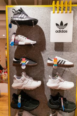 Hong Kong, Çin - 2 Şubat 2019: Hong Kong 'da bir mağazada çeşitli ayakkabılar sergilendi.