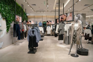 Shenzhen, Çin - Şubat 06, 2019: 9 Square alışveriş merkezindeki bir Vero Moda mağazasının iç çekimi. Vero Moda kadınlar için çeşitli kıyafetler sunar.