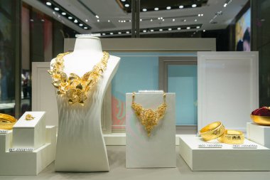 Shenzhen, Çin - Şubat 06, 2019: UpperHills alışveriş merkezindeki Chow Tai Fook mağazasında sergilenen çeşitli mücevher parçalarının yakın çekimi.