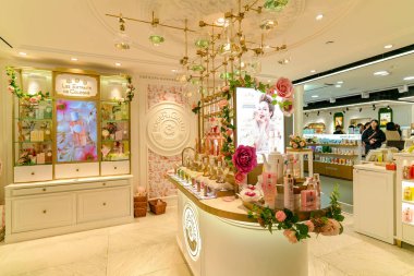 Hong Kong, Çin - 02 Şubat 2019: Roger ve Gallet ürünleri Harbour City, Hong Kong 'da bir perakende satış alanında sergilendi.