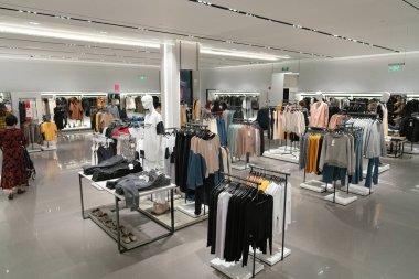 Shenzhen, Çin - Şubat 06, 2019: UpperHills alışveriş merkezinde bir Zara mağazasının içi. Zara, erkek, kadın ve çocuklara giysi, ayakkabı ve aksesuar sunan İspanyol bir perakendecidir..