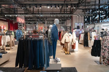 Shenzhen, Çin - Şubat 06, 2019: UpperHills alışveriş merkezindeki bir Bershka mağazasının iç çekimi. Bershka giysi ve aksesuar sunan İspanyol bir perakendecidir..