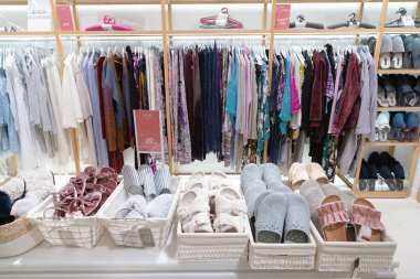 Shenzhen, Çin - Şubat 06, 2019: UpperHills alışveriş merkezindeki Zara Home mağazasının iç çekimi. Zara Evi çok çeşitli ev eşyaları ve dekorasyon ürünleri sunuyor..