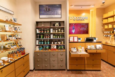 Hong Kong, Çin - 3 Şubat 2019: Hong Kong 'da bir L' Occitane mağazasında kozmetik ürünler sergileniyor.
