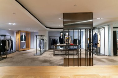 Hong Kong, Çin - 02 Şubat 2019: Lane Crawford 'un Harbour City alışveriş merkezindeki iç çekimi.