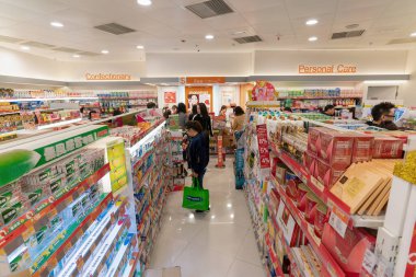 HONG KONG, Çin - Şubat 01, 2019: Hong Kong 'da bir Mannings mağazasının içi. Mannings kişisel bakım ürünleri zinciri..