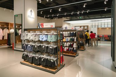 Shenzhen, Çin - Şubat 06, 2019: UpperHills alışveriş merkezindeki Topfeeling mağazasının iç çekimi.
