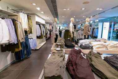 Hong Kong, Çin - 2 Şubat 2019: Hong Kong 'da bir H ve M mağazasında çeşitli kıyafetler sergilendi.