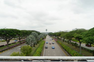 ŞARKI - 25 AĞUSTOS 2024: Changi Uluslararası Havalimanı 'ndaki SkyTrain' den görüntü.