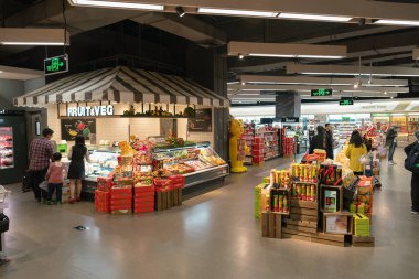 Shenzhen, Çin - Şubat 06, 2019: UpperHills alışveriş merkezindeki Ole 'Food Hall' un iç çekimi. Ole 'Food Hall çeşitli taze ürünler, organik ürünler ve uluslararası mutfaklar sunan bir gıda pazarıdır..