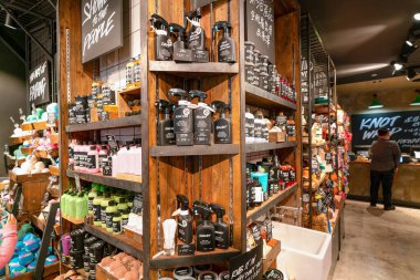 Hong Kong, Çin - 2 Şubat 2019: Hong Kong 'daki bir mağazada yemyeşil ürünler sergilendi.