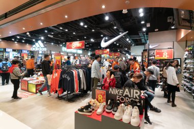 Hong Kong, Çin - Şubat 02, 2019: Hong Kong 'daki Ocean Terminal' deki GigaSports mağazasında spor giysileri sergilendi..