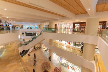 Hong Kong, Çin - 3 Şubat 2019: Hong Kong 'da bir alışveriş merkezinin iç çekimi.