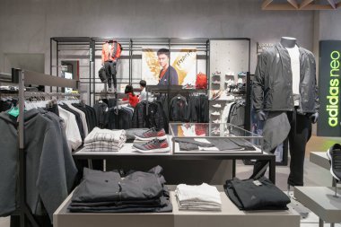 Shenzhen, Çin - Şubat 06, 2019: UpperHills alışveriş merkezindeki Adidas mağazasının iç çekimi. Adidas, erkek, kadın ve çocuklar için spor giysileri, ayakkabı ve aksesuarlar sunan bir Alman markasıdır.