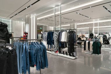 Shenzhen, Çin - Şubat 06, 2019: UpperHills alışveriş merkezinde bir Zara mağazasının içi. Zara, erkek, kadın ve çocuklara giysi, ayakkabı ve aksesuar sunan İspanyol bir perakendecidir..