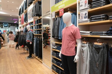 Shenzhen, Çin - Şubat 06, 2019: UpperHills alışveriş merkezindeki Uniqlo mağazasının iç çekimi. Uniqlo, erkek, kadın ve çocuklara giysi ve aksesuar sunan bir Japon markasıdır..