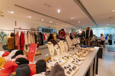 Hong Kong, Çin - 2 Şubat 2019: Hong Kong 'da bir markette çeşitli kıyafetler sergilendi. Pazar özgürlüğü moda ve yaşam tarzı çok markalı bir mağazadır..