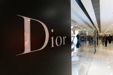 Hong Kong, Çin - 2 Şubat 2019: Hong Kong 'da bir alışveriş merkezinde görülen Dior tabelasının yakın çekimi.