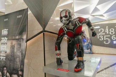 Shenzhen, Çin - Şubat 06, 2019: UpperHills alışveriş merkezinde gerçek boyutta bir Karınca Adam figürü sergilendi.
