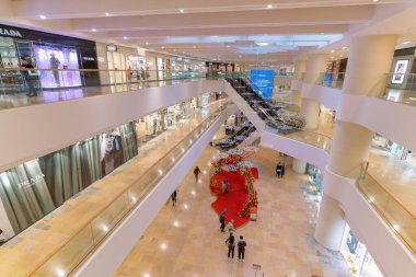 Hong Kong, Çin - 3 Şubat 2019: Hong Kong 'da bir alışveriş merkezinin iç çekimi.