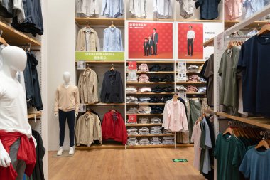 Shenzhen, Çin - Şubat 06, 2019: UpperHills alışveriş merkezindeki Uniqlo mağazasının iç çekimi. Uniqlo, erkek, kadın ve çocuklara giysi ve aksesuar sunan bir Japon markasıdır..