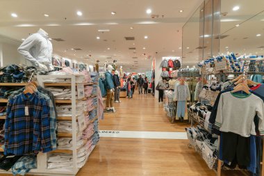 Hong Kong 'daki Uni Qlo mağazasının iç çekimleri HONG KONG, Çin - Şubat 01, 2019. Japon markası Uniqlo, erkekler, kadınlar ve çocuklar için çeşitli giysiler sunar..