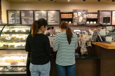 Busan, Güney Kore - 26 Mayıs 2017: Busan 'da Starbucks Kahve' de kadın müşteriler alım yapıyor..