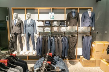 HONG KONG, ÇİN - ŞUBAT 01, 2019: Hong Kong 'daki Jack ve Jones mağazasının içi.