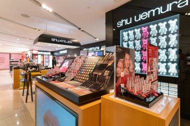 Hong Kong, Çin - 3 Şubat 2019: Shu Uemura makyaj ürünleri Hong Kong 'da bir alışveriş merkezinde sergilendi.